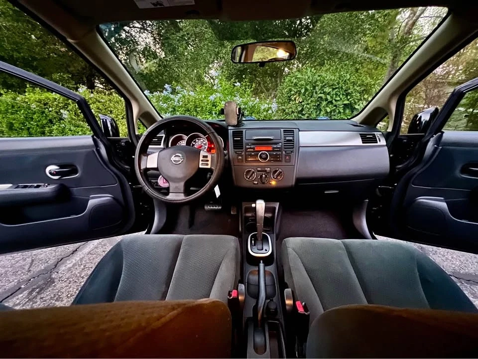 2010 Nissan Versa - Image 13 of 20