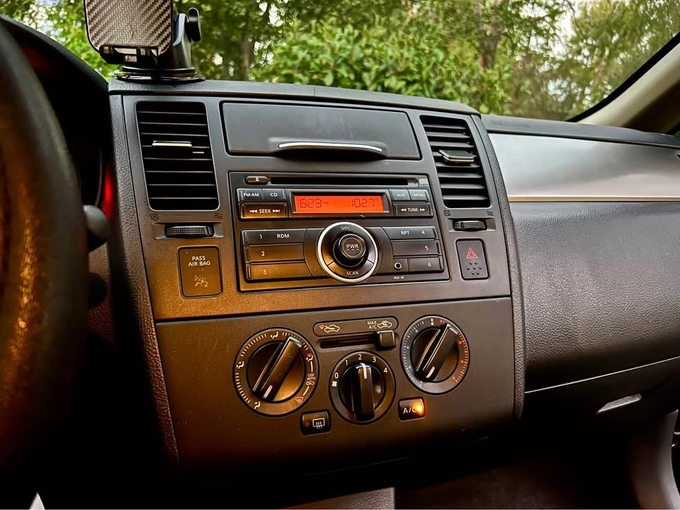 2010 Nissan Versa - Image 7 of 20