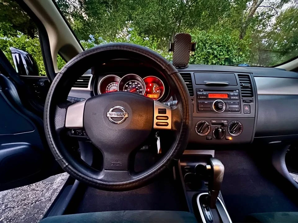 2010 Nissan Versa - Image 11 of 20
