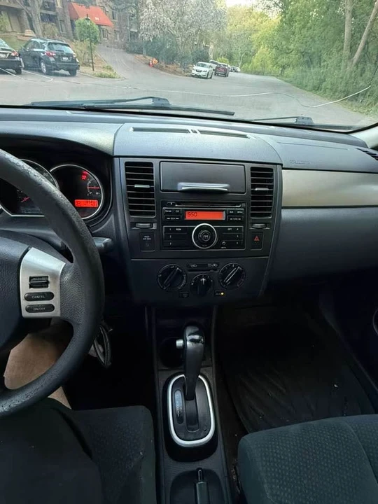 2010 Nissan Versa - Image 5 of 11