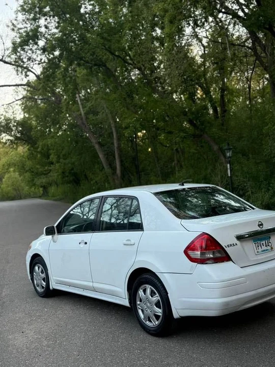 2010 Nissan Versa - Image 3 of 11