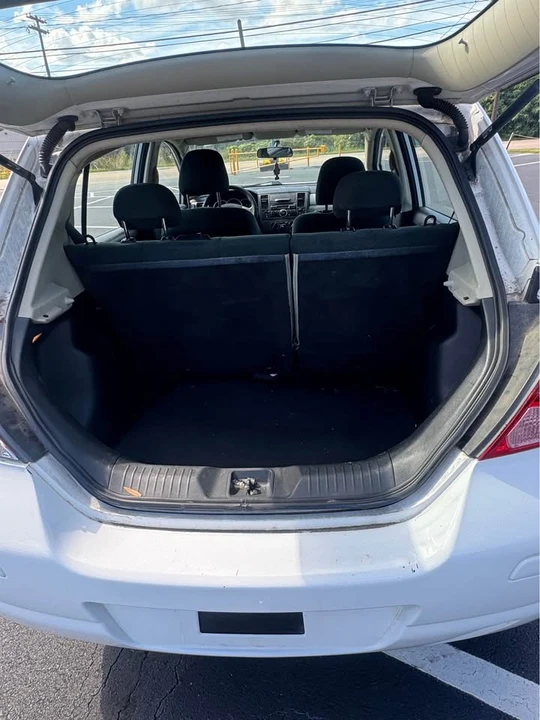 2010 Nissan Versa - Image 6 of 11