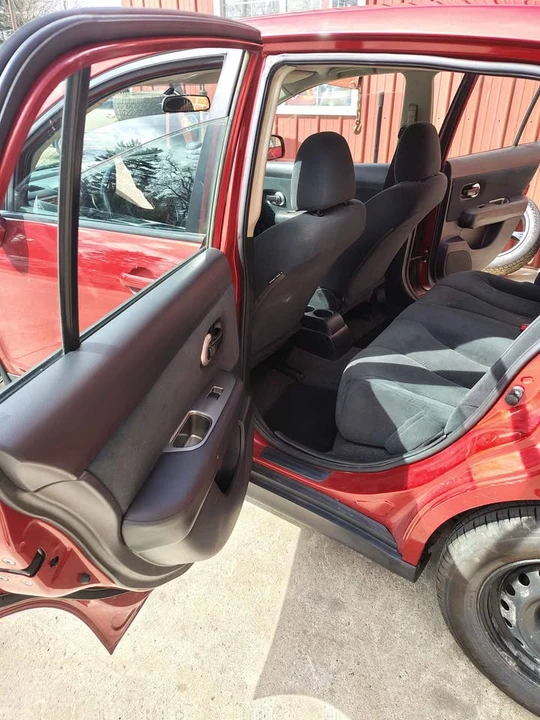 2010 Nissan Versa - Image 4 of 5