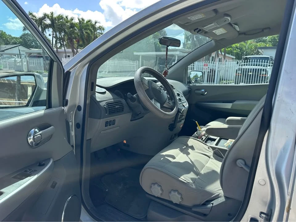 2010 Nissan Quest - Image 7 of 9