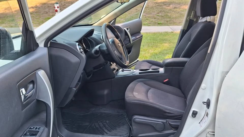 2010 Nissan Rogue - Image 2 of 9