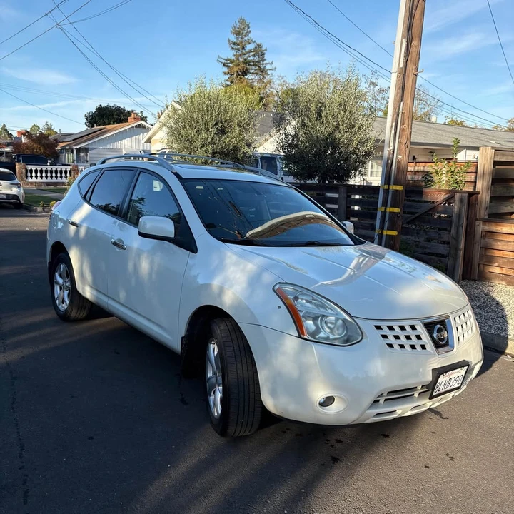 2010 Nissan Rogue - Image 2 of 3