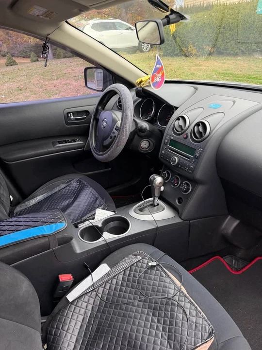 2010 Nissan Rogue - Image 2 of 8