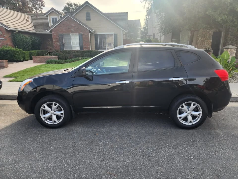 2010 Nissan Rogue - Image 2 of 10