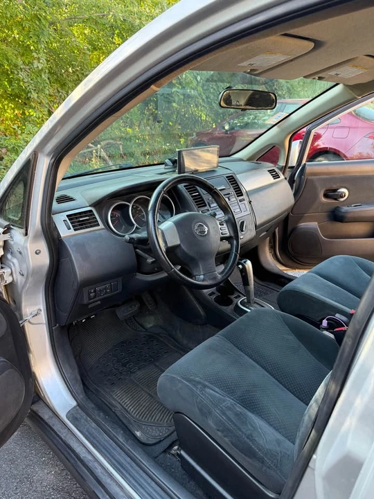 2010 Nissan Versa - Image 4 of 10