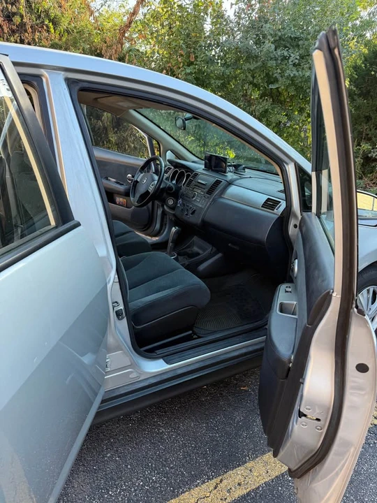 2010 Nissan Versa - Image 6 of 10