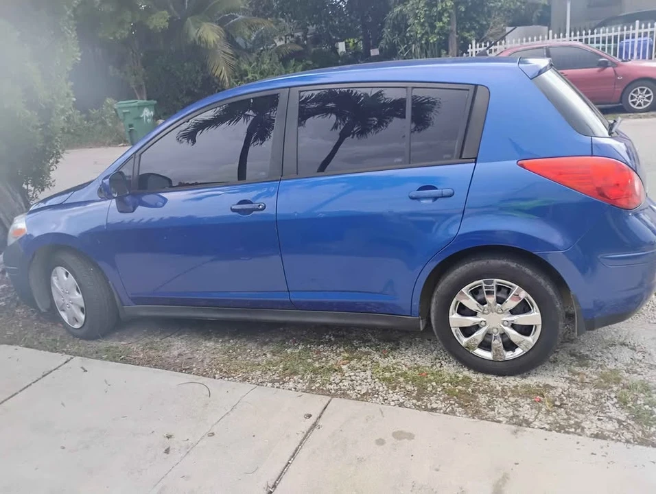 2010 Nissan Versa - Image 3 of 4