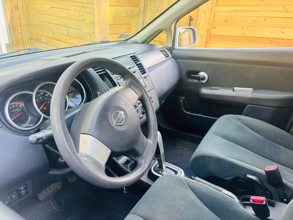 2010 Nissan Versa - Image 10 of 13