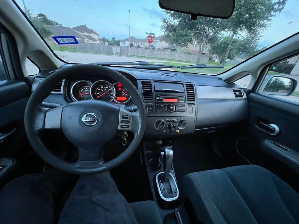 2010 Nissan Versa - Image 6 of 8