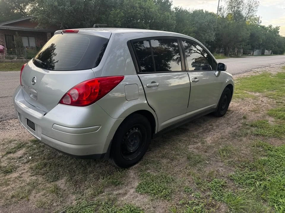 2010 Nissan Versa - Image 5 of 10