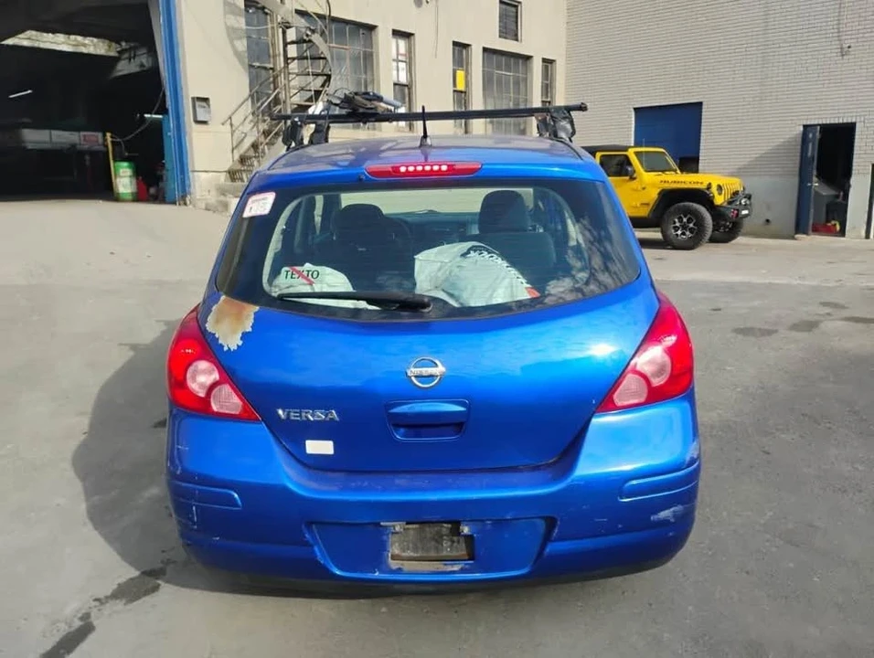 2010 Nissan Versa - Image 8 of 11