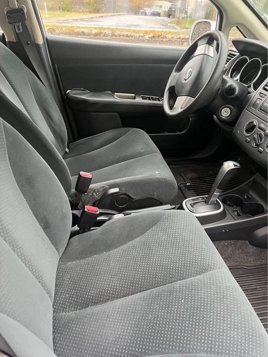 2010 Nissan Versa - Image 4 of 4