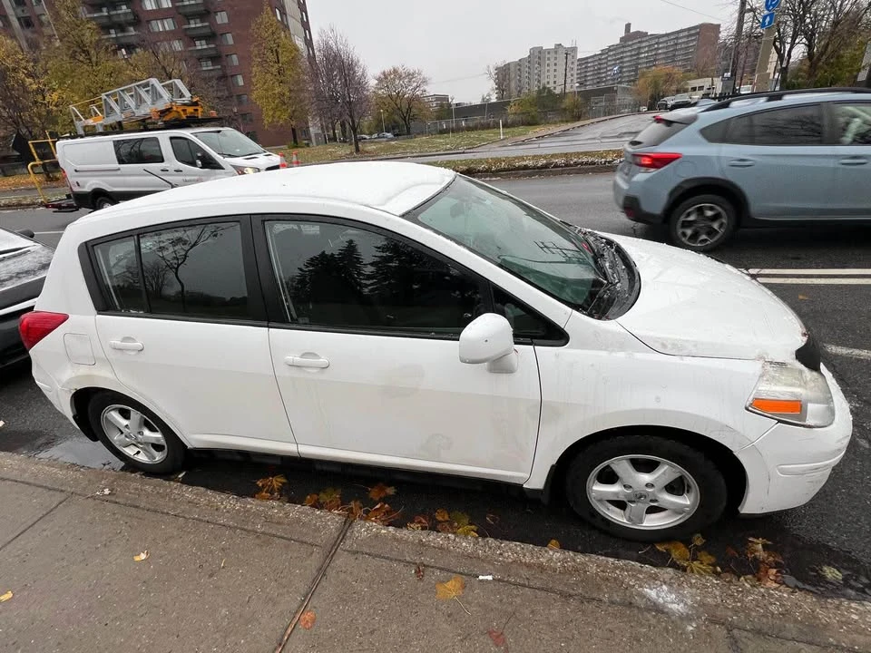 2010 Nissan Versa - Image 2 of 5