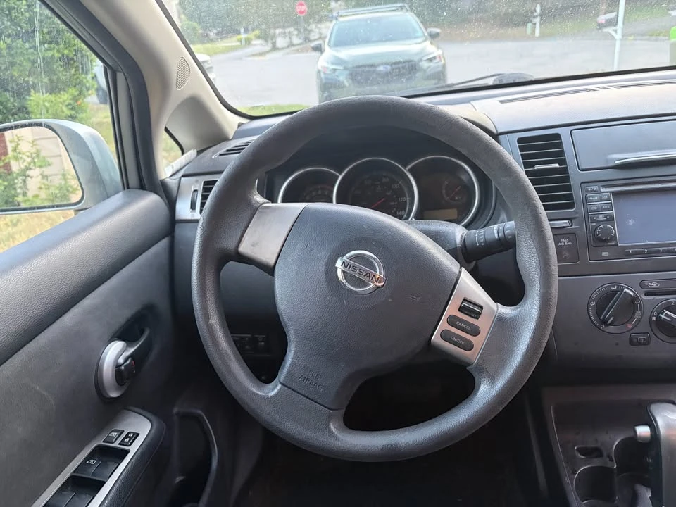 2010 Nissan Versa - Image 7 of 13