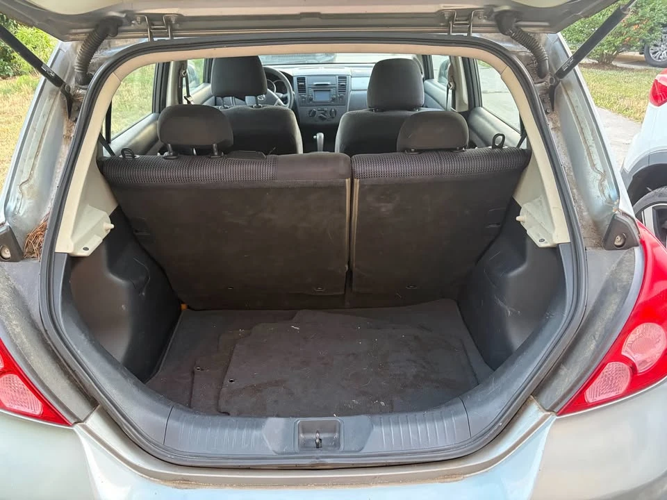 2010 Nissan Versa - Image 11 of 13