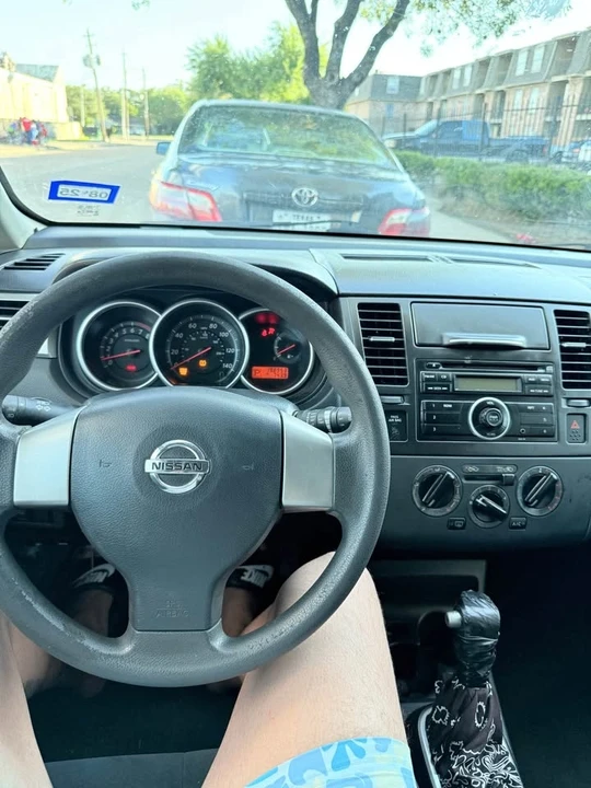 2010 Nissan Versa - Image 2 of 5