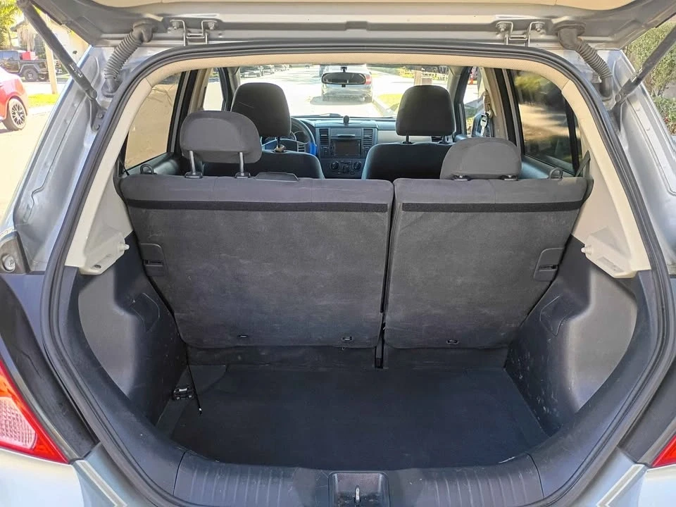 2010 Nissan Versa - Image 9 of 17
