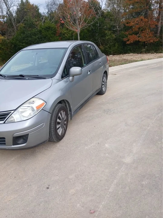 2010 Nissan Versa - Image 2 of 5