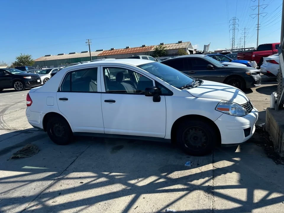 2010 Nissan Versa - Image 6 of 8
