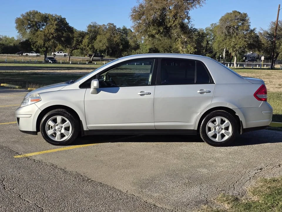 2010 Nissan Versa - Image 4 of 12