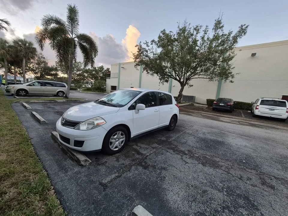 2010 Nissan Versa - Image 4 of 8
