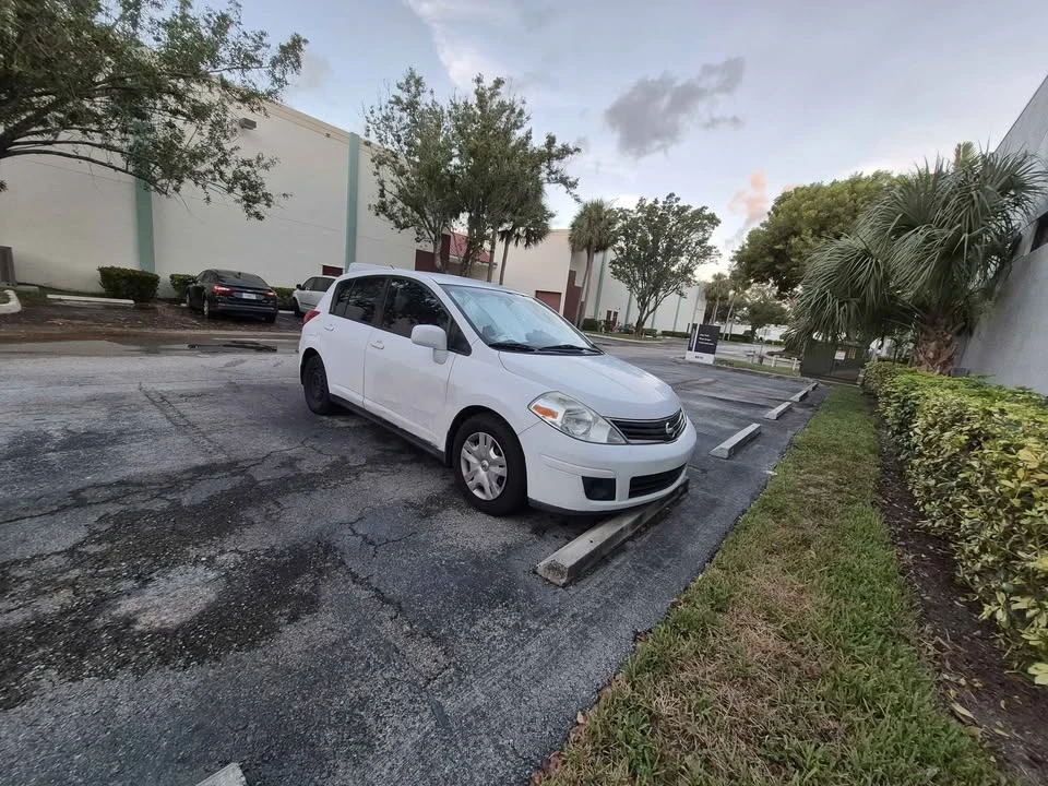 2010 Nissan Versa - Image 2 of 8