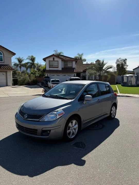 2010 Nissan Versa - Image 2 of 6