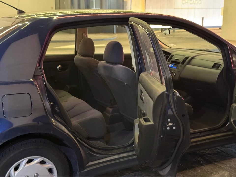 2010 Nissan Versa - Image 10 of 17