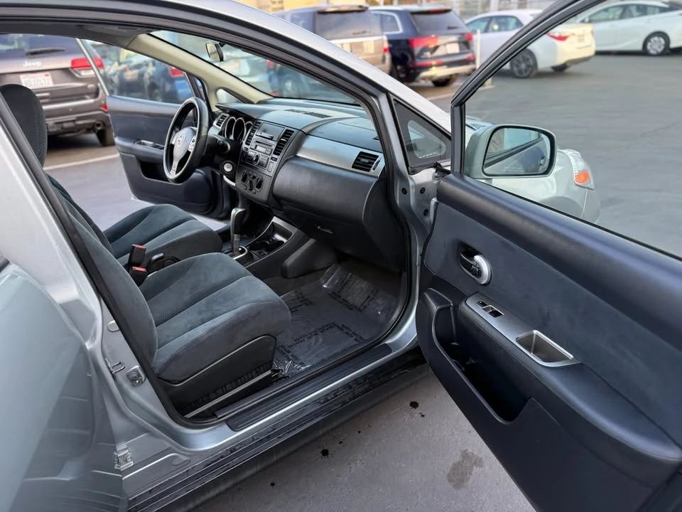2010 Nissan Versa - Image 10 of 16