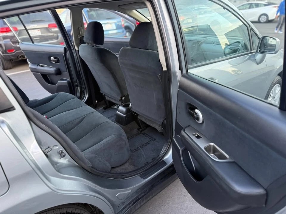 2010 Nissan Versa - Image 11 of 16