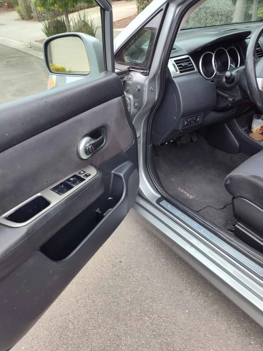 2010 Nissan Versa - Image 6 of 10