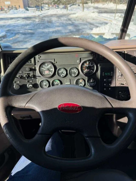 2010 Peterbilt - Image 6 of 9