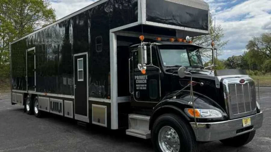 2010 Peterbilt - Image 2 of 9