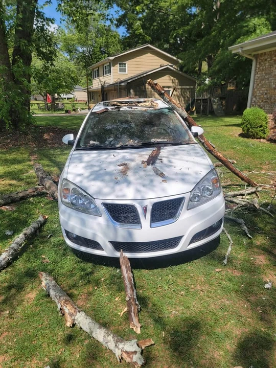 2010 Pontiac G6 - Image 2 of 12