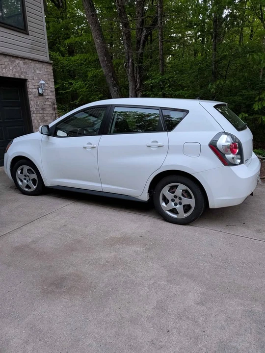 2010 Pontiac Vibe - Image 2 of 3
