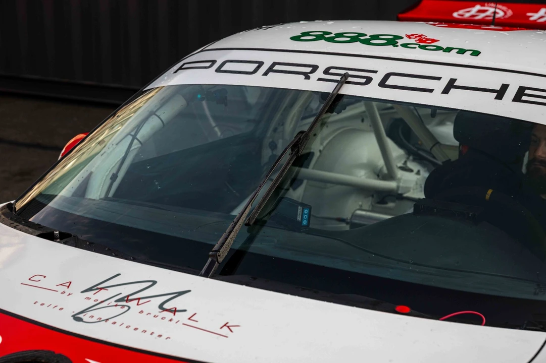 2010 Porsche 911 - Image 23 of 31