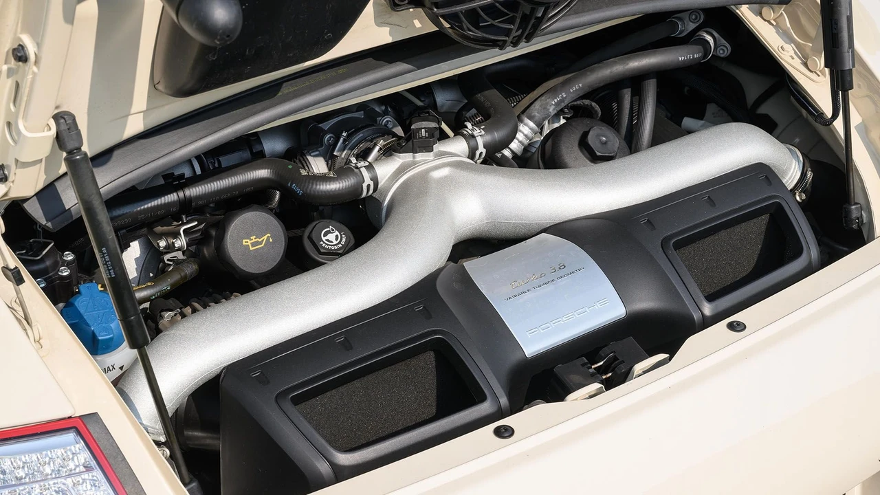 2010 Porsche 997 Turbo - Image 9 of 31
