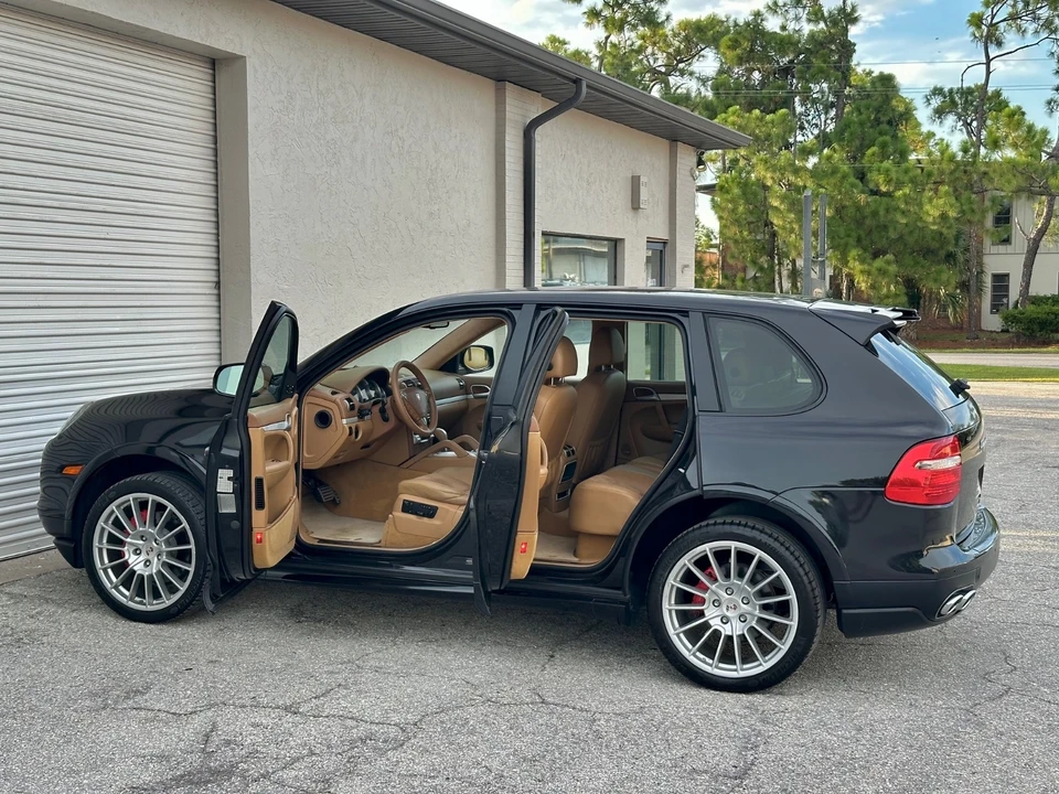 2010 Porsche 955/957 Cayenne GTS - Image 13 of 31