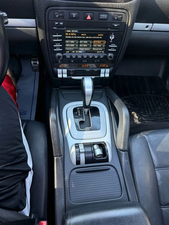 2010 Porsche 955/957 Cayenne S - Image 11 of 17