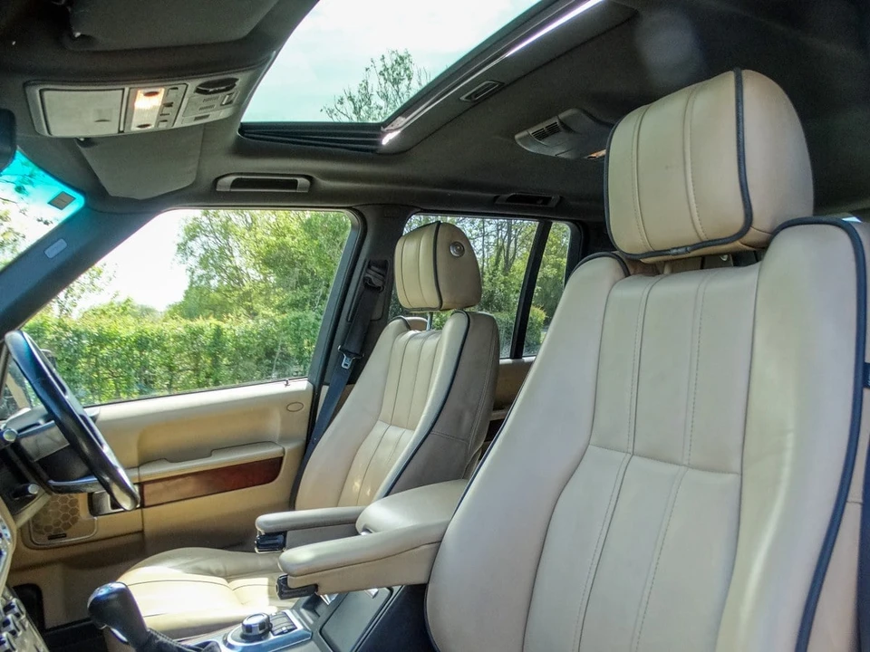 2010 Land Rover Range Rover L322 - Image 15 of 31