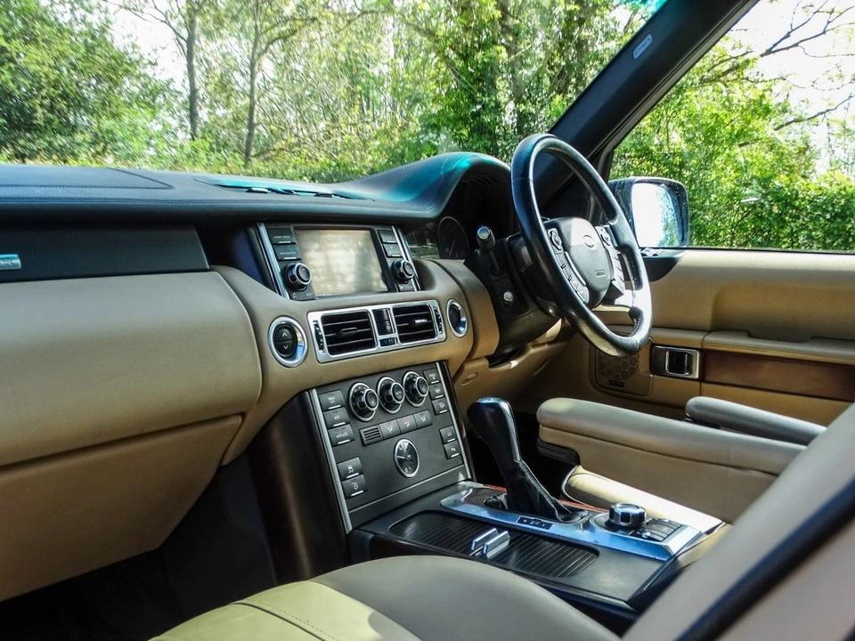 2010 Land Rover Range Rover L322 - Image 16 of 31