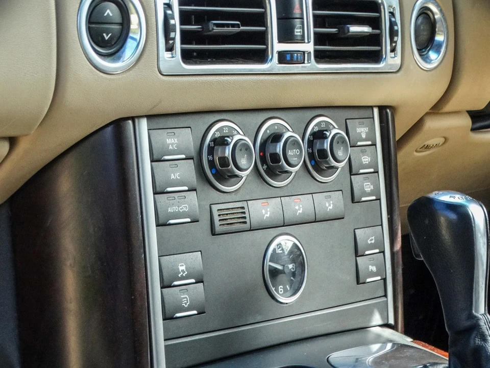 2010 Land Rover Range Rover L322 - Image 18 of 31