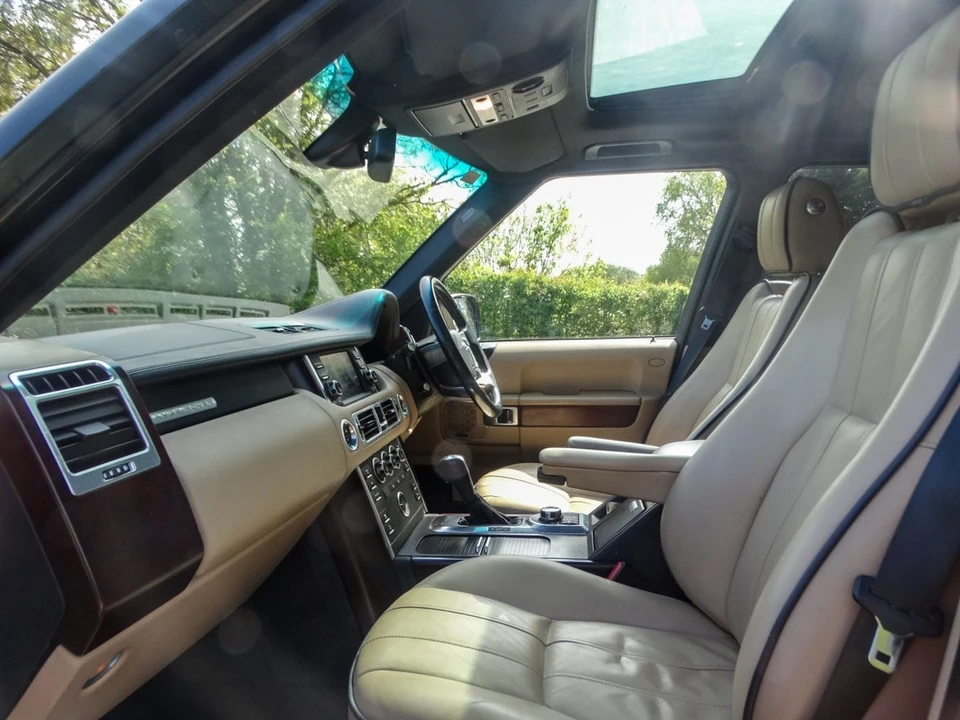 2010 Land Rover Range Rover L322 - Image 11 of 31