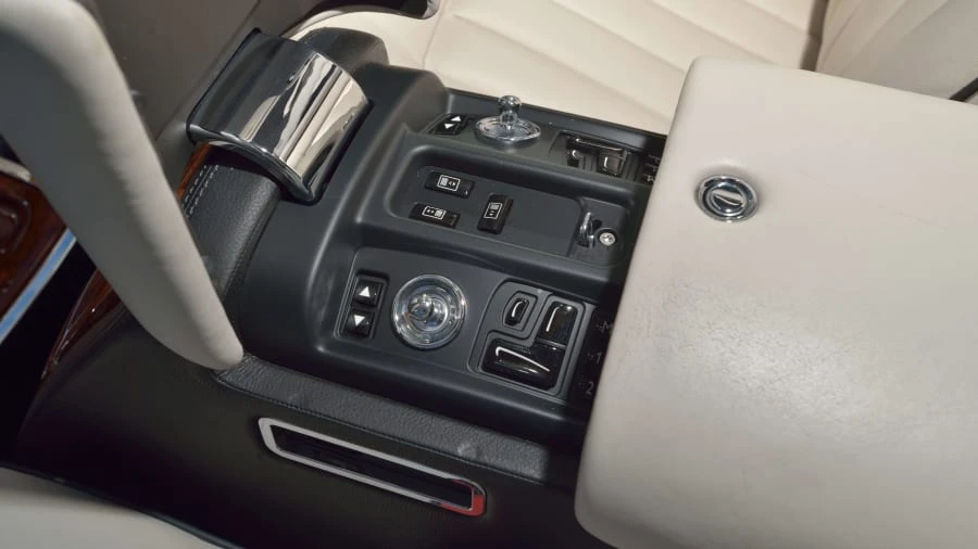 2010 Rolls-Royce Phantom VII - Image 24 of 31
