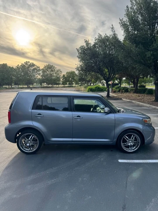 2010 Scion xB - Image 5 of 10