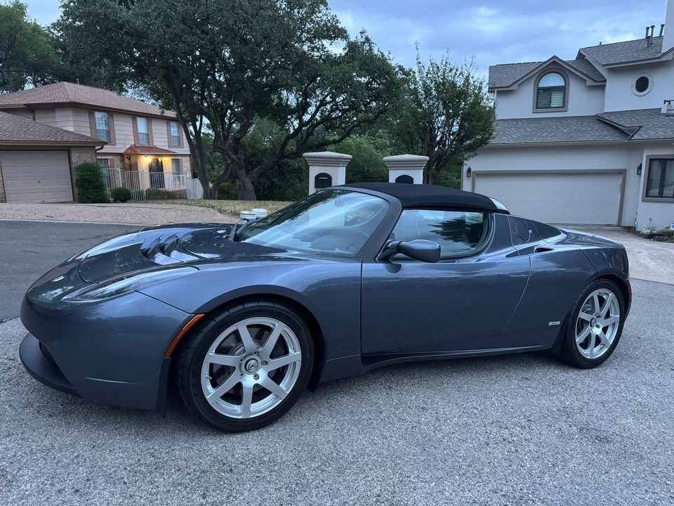 2010 Tesla Roadster - Image 13 of 31